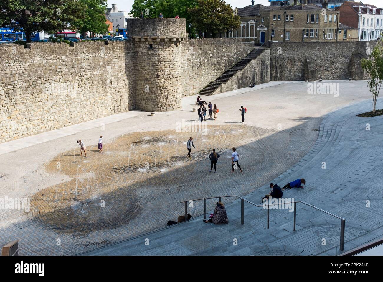 Menschen genießen warmes Wetter im Freien an der Old Town Wall, Southampton, Hampshire, Großbritannien Stockfoto