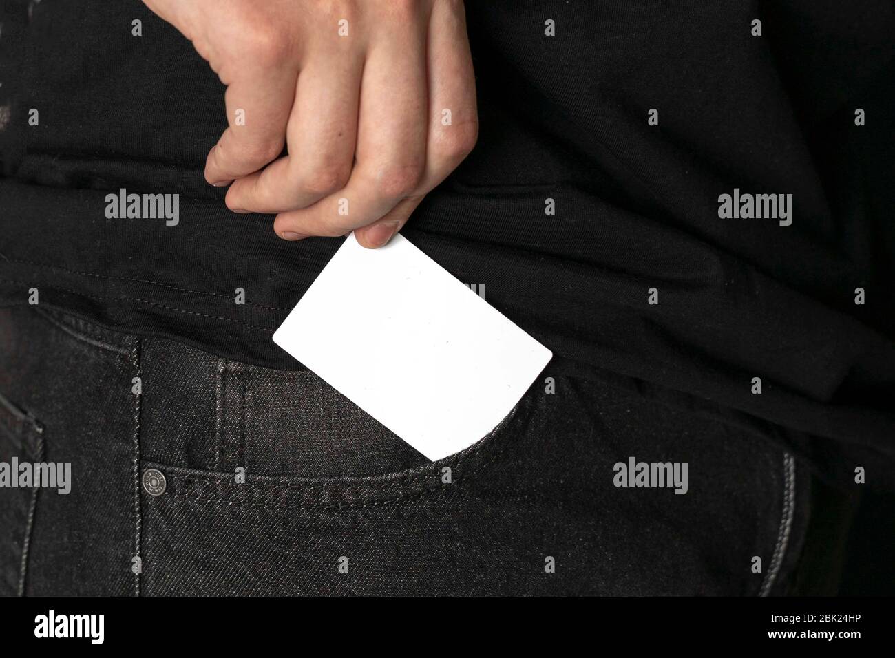 Visitenkarte oder Karte Mockup in der Tasche. Dunkler Schlüssel. Für Visitenkarten oder Bankkarten. Werbung Stockfoto