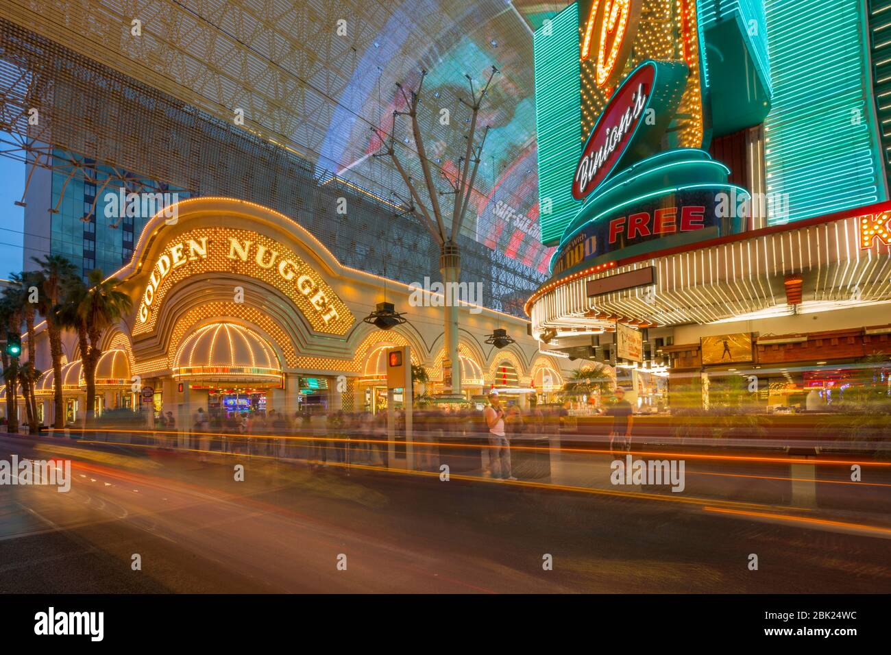 Golden Nugget Casino und Neonlichter auf der Fremont Street Experience in der Dämmerung, Downtown, Las Vegas, Nevada, USA, Nordamerika Stockfoto