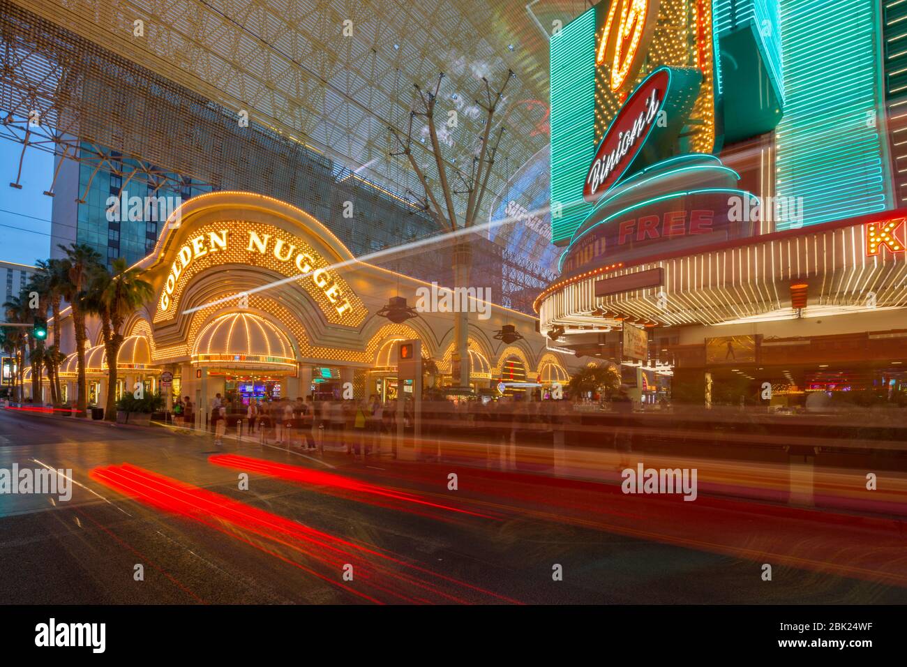Golden Nugget Casino und Neonlichter auf der Fremont Street Experience in der Dämmerung, Downtown, Las Vegas, Nevada, USA, Nordamerika Stockfoto