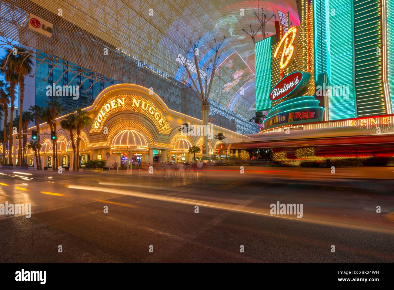 Golden Nugget Casino und Neonlichter auf der Fremont Street Experience in der Dämmerung, Downtown, Las Vegas, Nevada, USA, Nordamerika Stockfoto