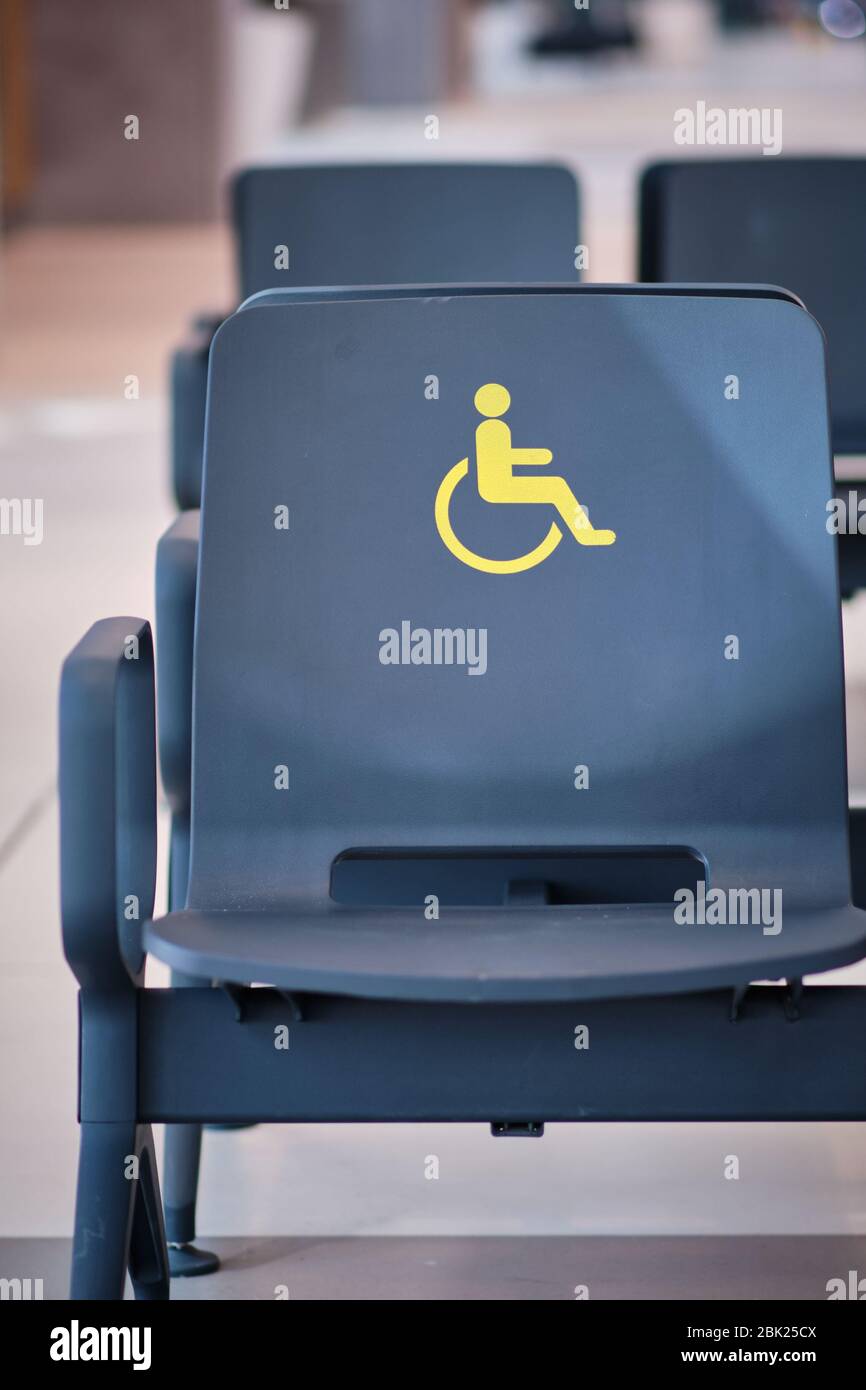 Behindertenschild auf einem Stuhl für Menschen mit Behinderungen reserviert Stockfoto