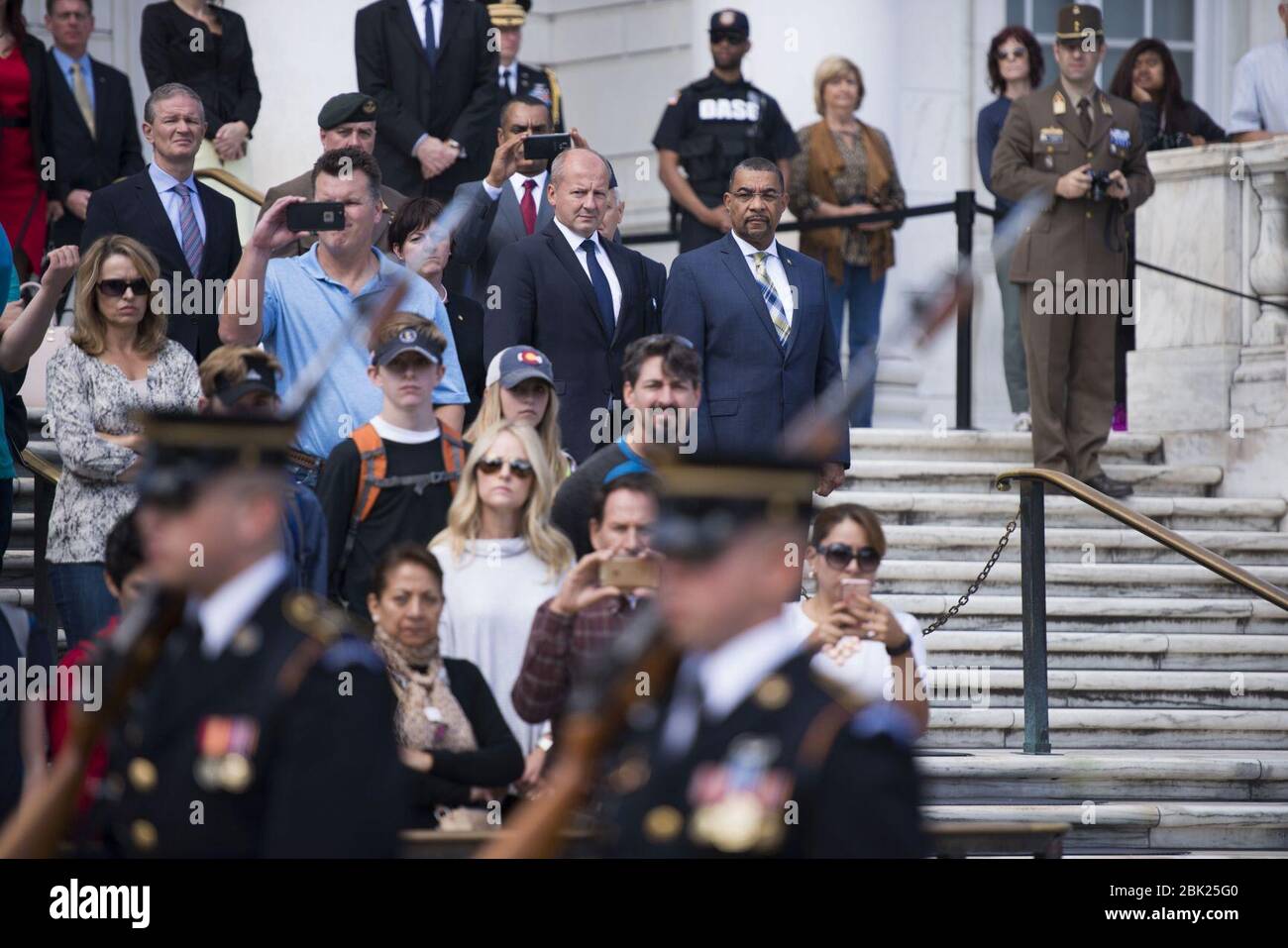 Ungarns Verteidigungsminister legt einen Kranz am Grab des unbekannten Soldaten auf dem Nationalfriedhof Arlington (30170739492) nieder. Stockfoto