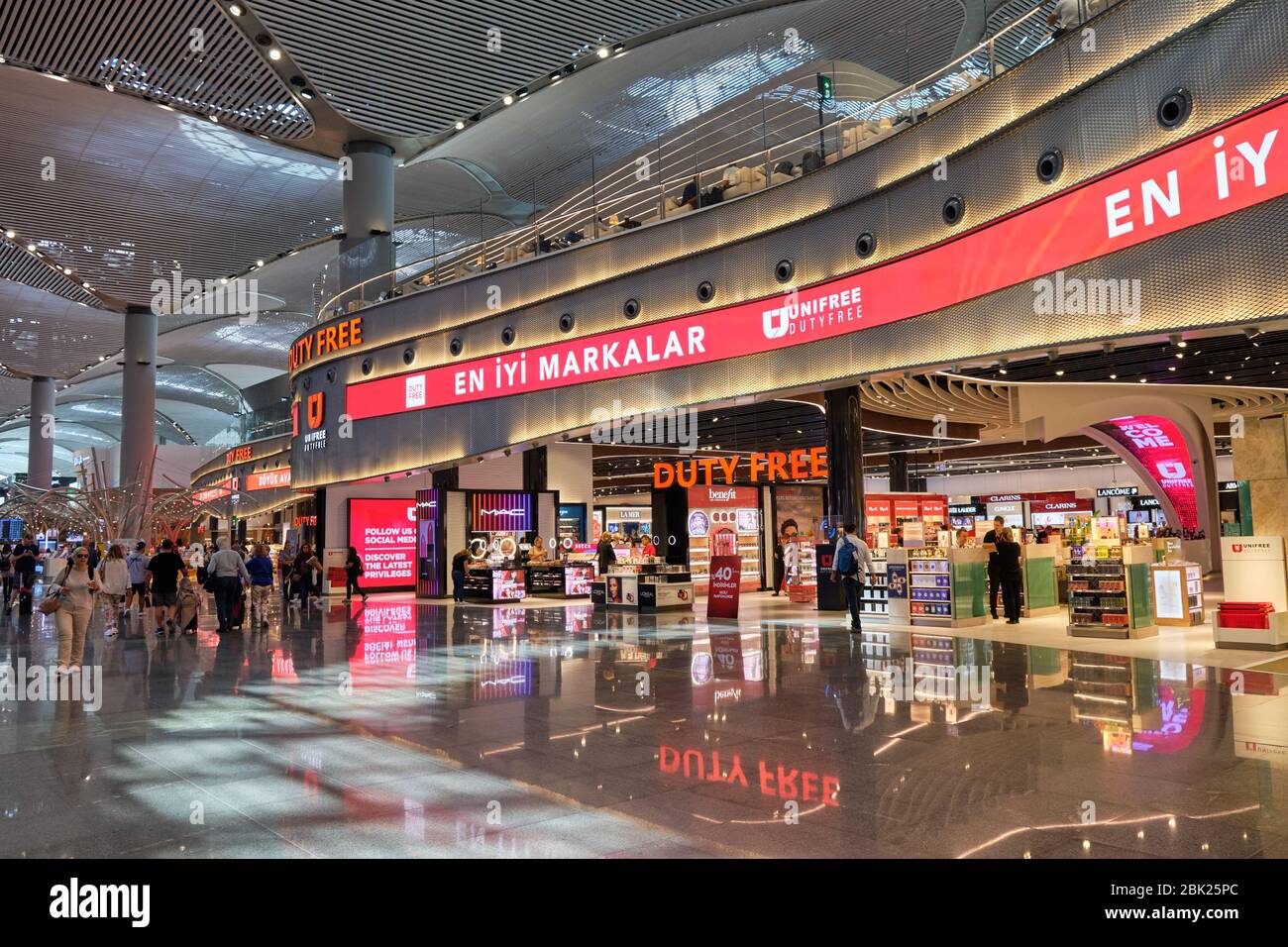 Istanbul / Türkei - 14. September 2019: Duty Free Shops im internationalen Abflugterminal des Flughafens Istanbul, Istanbul Havalimani, Türkei Stockfoto