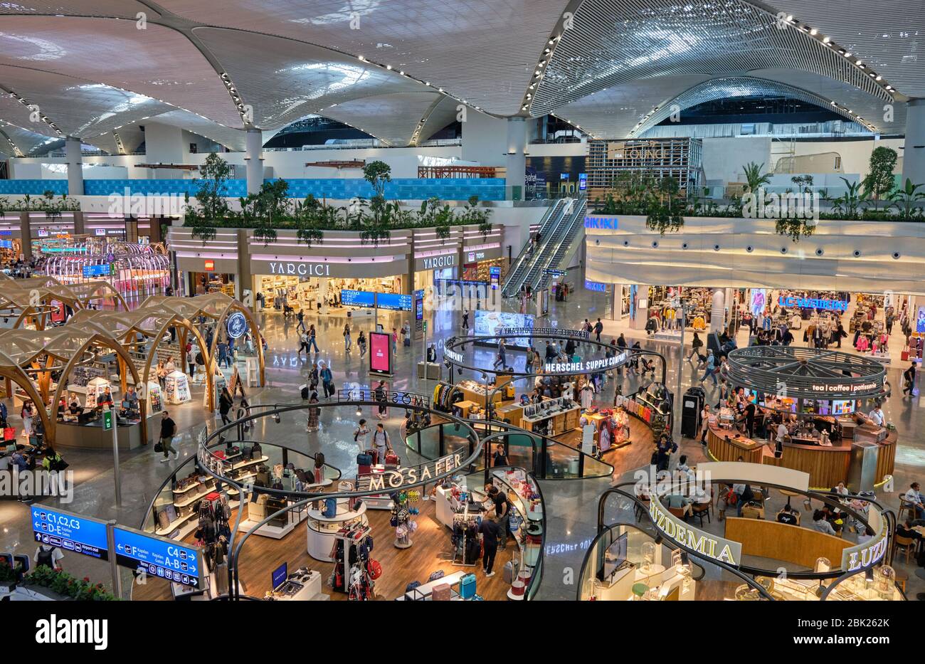 Istanbul / Türkei - 14. September 2019: Duty Free Shops and Food Court im neuen Istanbul Airport's International Departures Terminal, Istanbul Havaliman Stockfoto