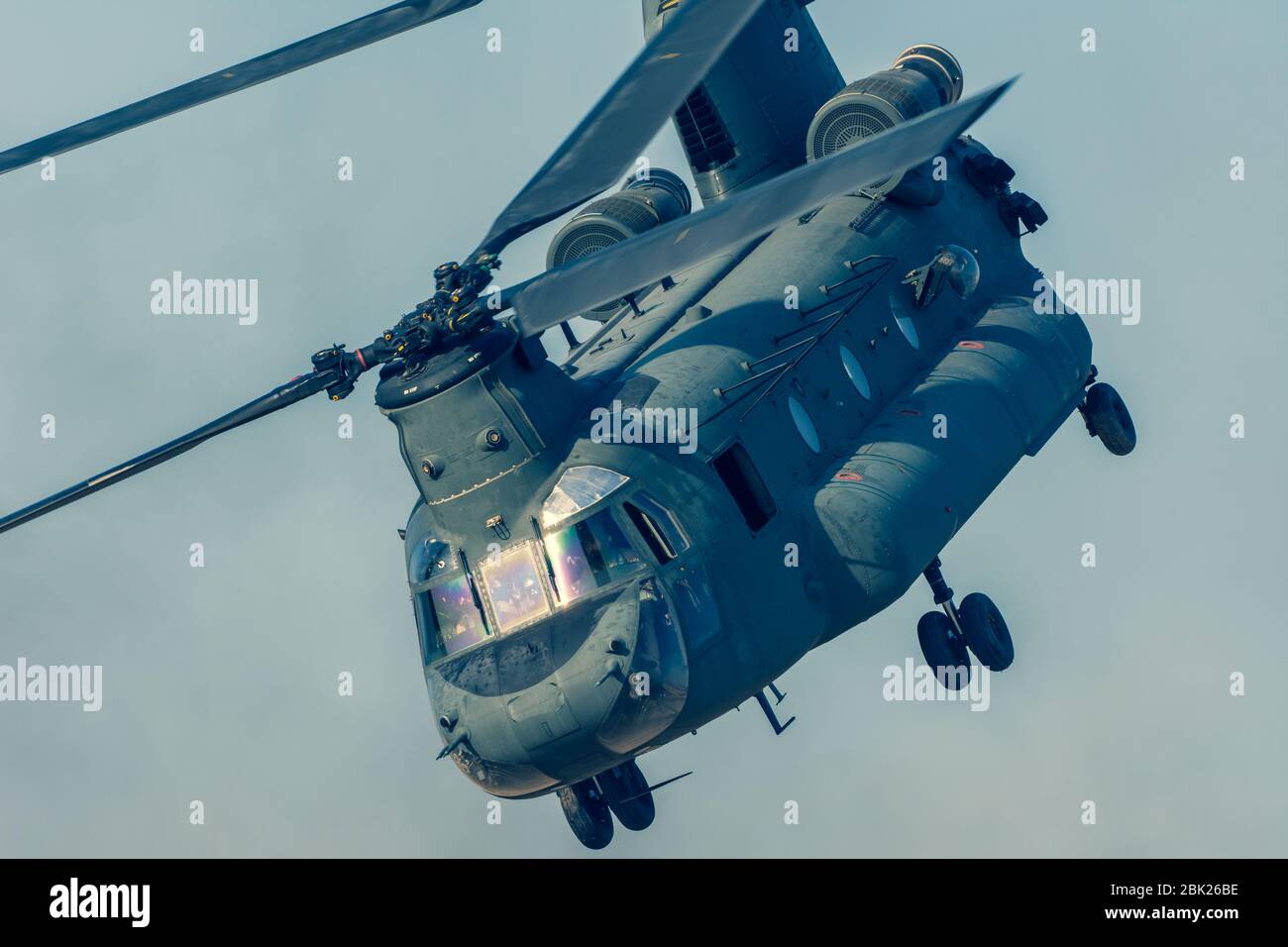 Militärkampf und Krieg mit Chinook-Hubschrauber schließen sich dem Durchfliegen des Chaos an. Militärisches Konzept von Macht, Gewalt, Stärke, luftangriff. Stockfoto