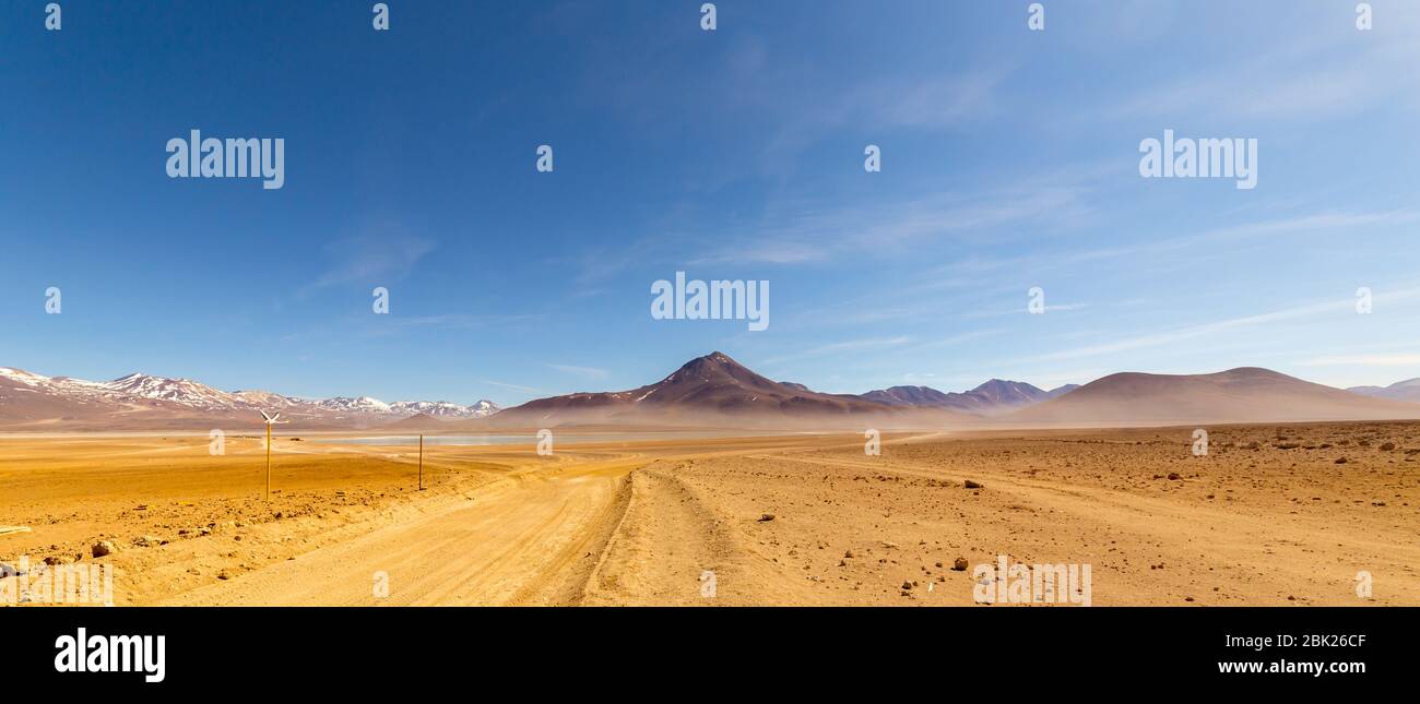 Atemberaubende Panorama-Aussicht auf die Siloli-Wüste. Wunderschöne Landschaft der spektakulären bolivianischen Anden und der Altiplano entlang der malerischen Straße zwischen der Grenze Stockfoto