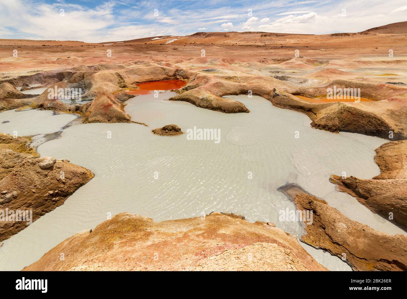 Schöne Landschaft der vulkanischen Aktivität von Geysiren und Fumarolen bei Sol de Manana, in der Wüste des südlichen Bolivien. Stockfoto