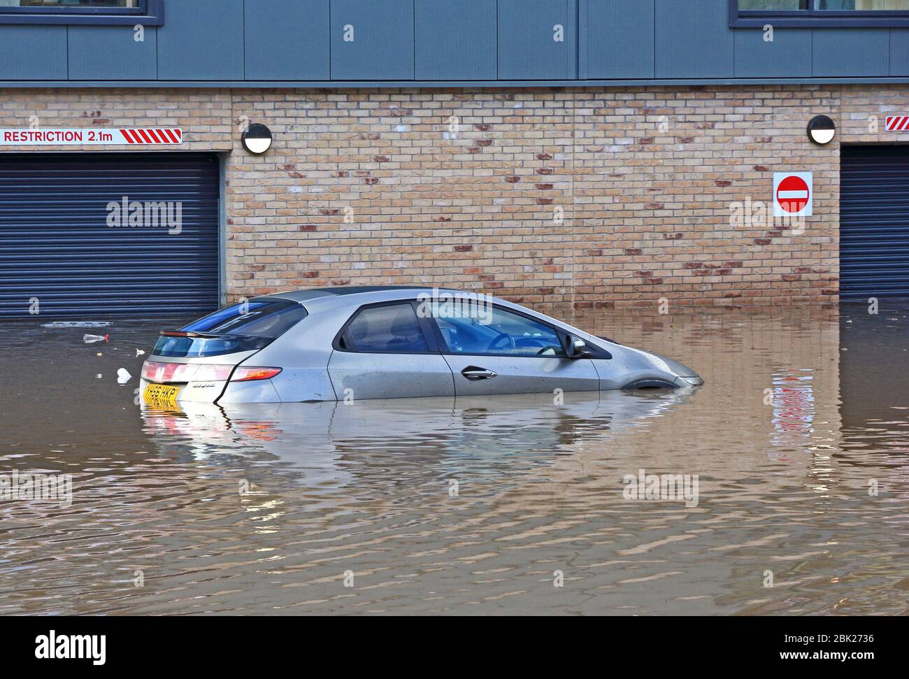 Honda Civic auf überflutetem Parkplatz Stockfoto