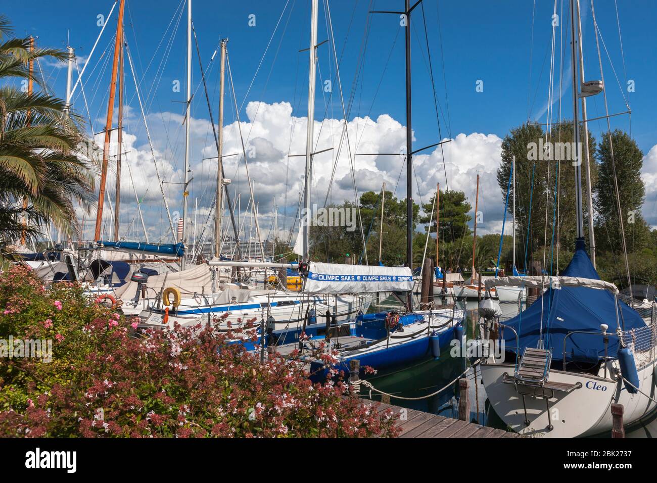 Yachten, die in Marina Hannibal in Monfalcone, Friaul Julisch Venetien, Italien, festgemacht sind Stockfoto
