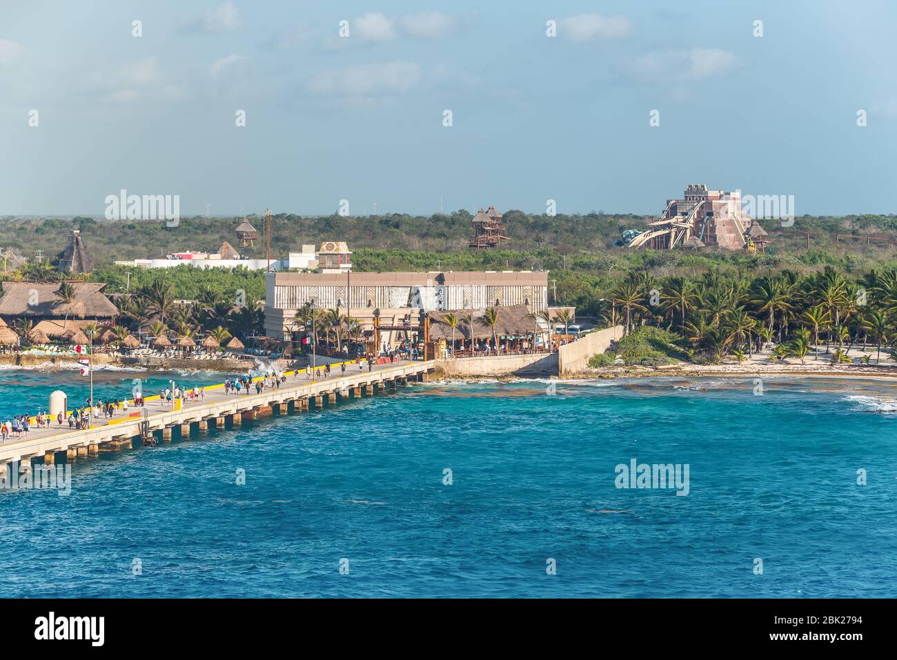 Costa Maya, Mexiko - 25. April 2019: Tropisches Resort mit Pier am Kreuzfahrthafen von Costa Maya. Die Touristenregion ist ein beliebter karibischer Kreuzfahrtziel Stockfoto