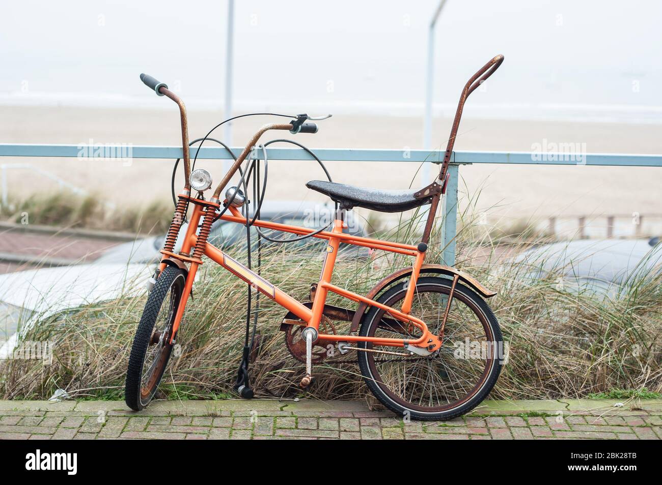 Old holland klassische Banana Sitz Fahrrad Vintage Fahrrad in der Offentlichkeit. Blick auf die Stadt. Hollandischer Lebensstil Stockfotografie Alamy