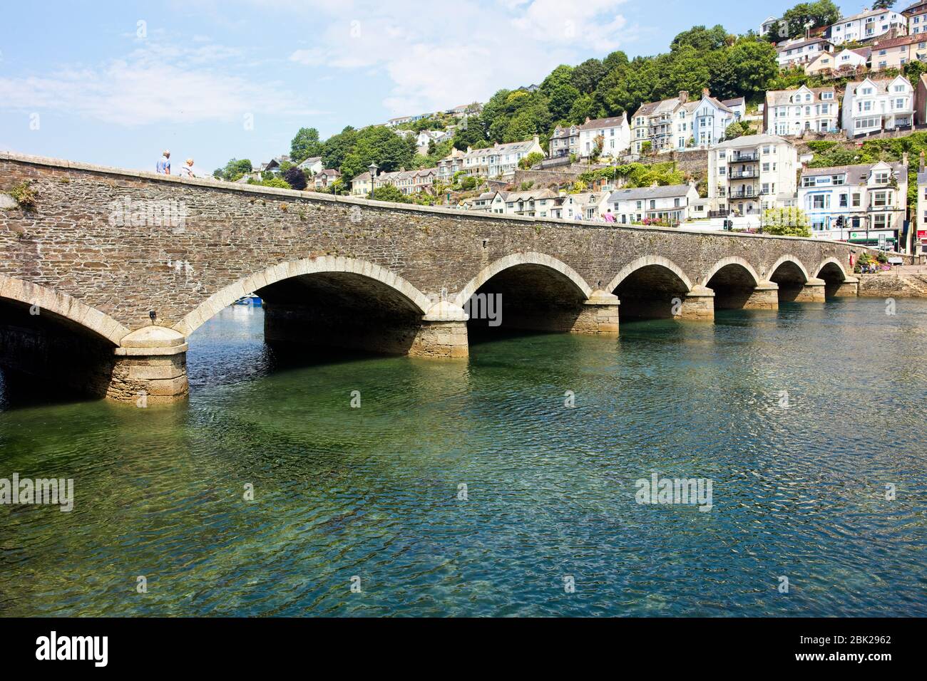 Die Brücke, die East Looe mit West Looe verbindet, über die Gezeitenmündung, Cornwall, England, Großbritannien. Stockfoto