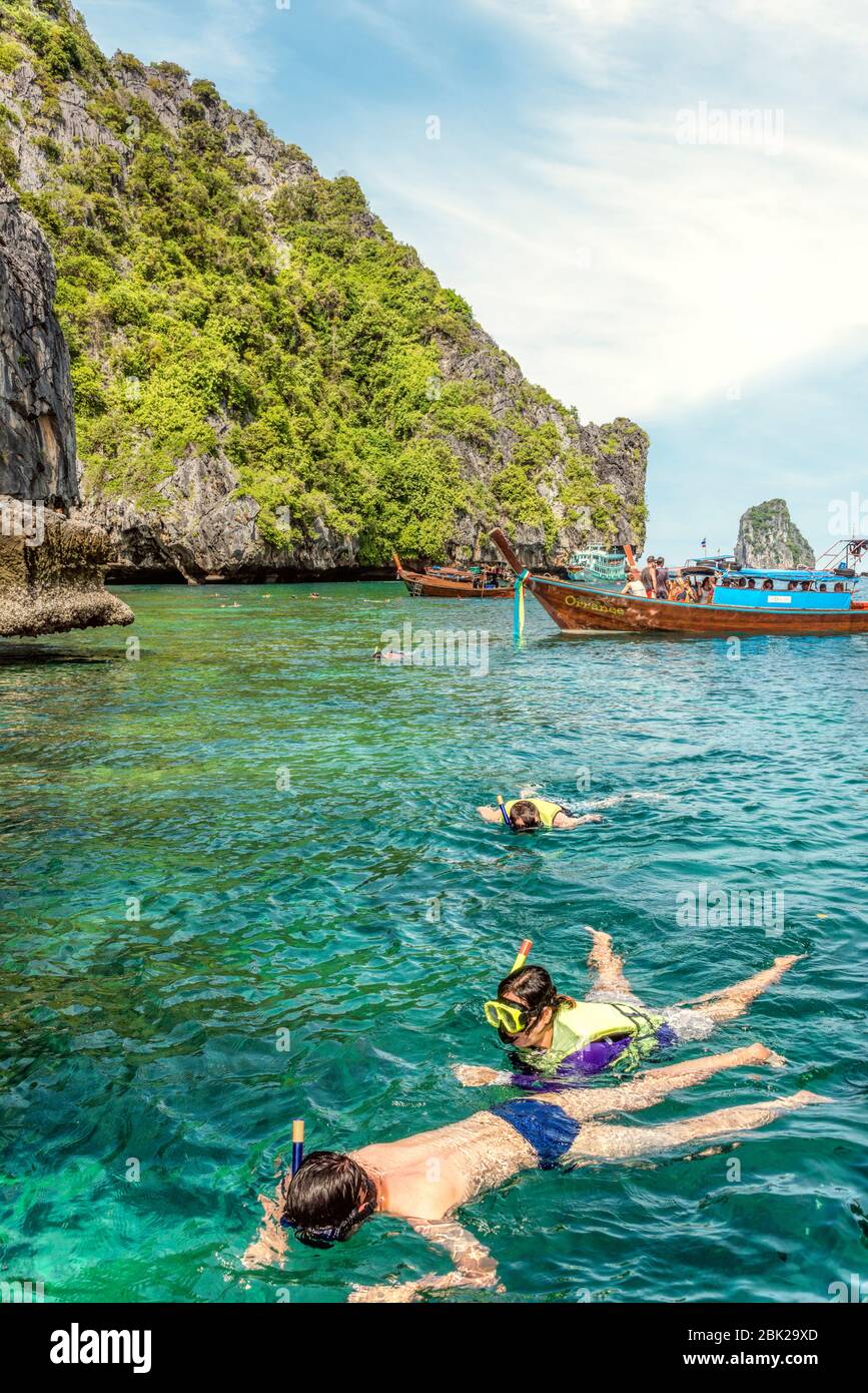 Thailändische Langschwanzboote mit Touristen auf Koh Chuek in der Nähe von Koh Lanta, Krabi, Thailand Stockfoto