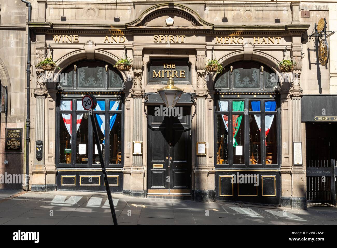 Die Mitre Bar in der High Street ist während der Sperrung des Coronavirus - Edinburgh Old Town, Schottland, Großbritannien - geschlossen Stockfoto