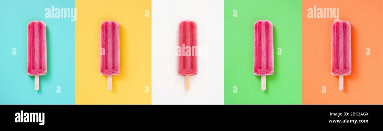 Erdbeerpopsicle Collage auf verschiedenen bunten Hintergründen Stockfoto