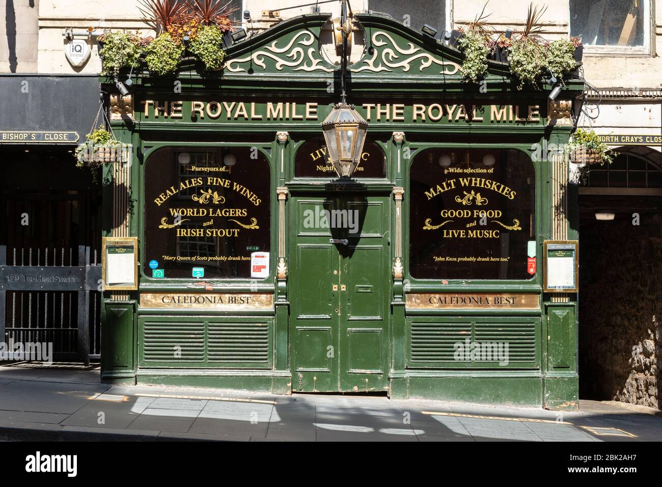 Royal Mile Tavern in der High Street während der Sperrung des Coronavirus geschlossen - Edinburgh Old Town, Schottland, Großbritannien Stockfoto