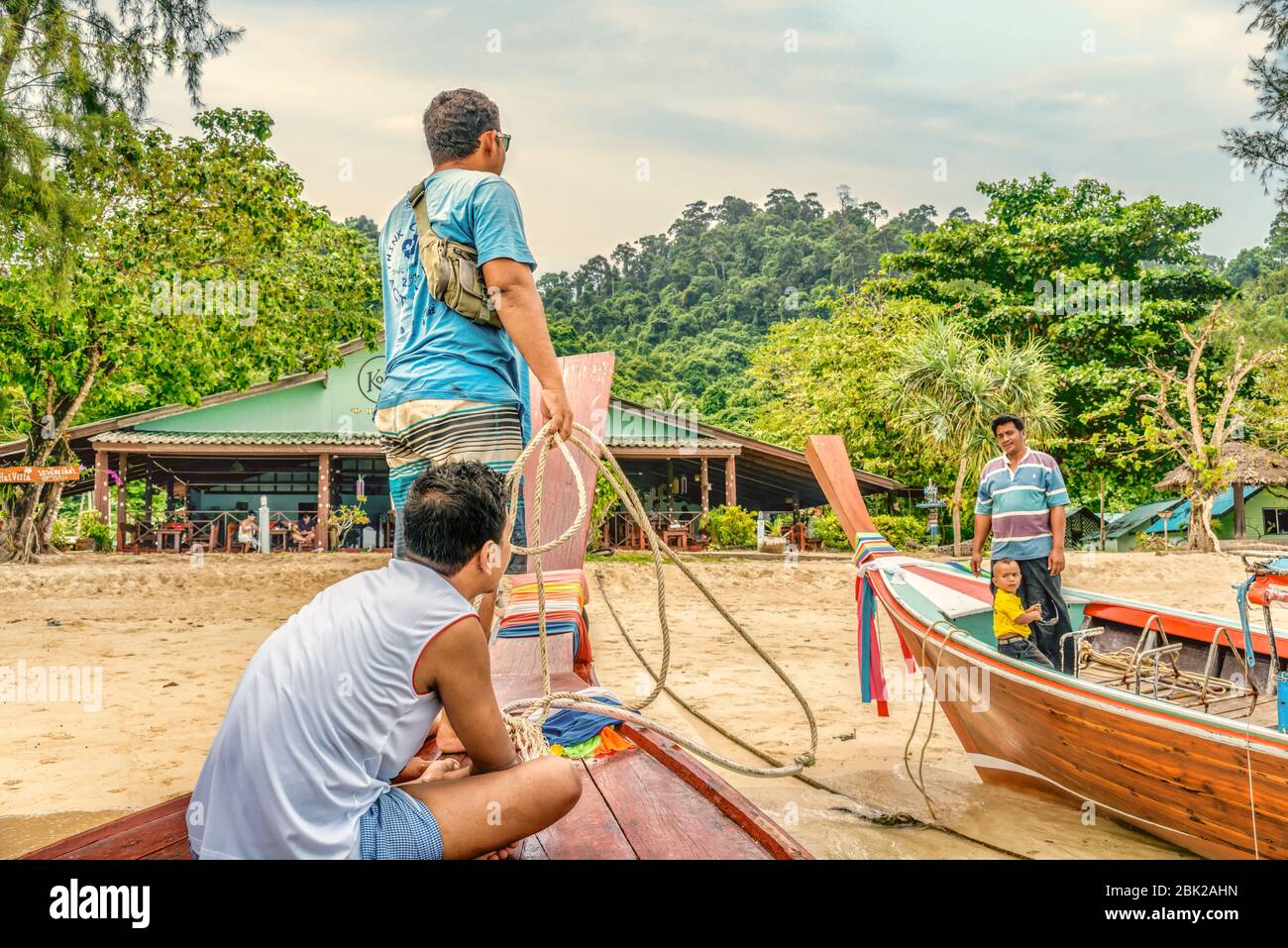 Thai Langschwanz Boot Ankunft am Strand von Koh Ngai Island, Krabi, Thailand Stockfoto
