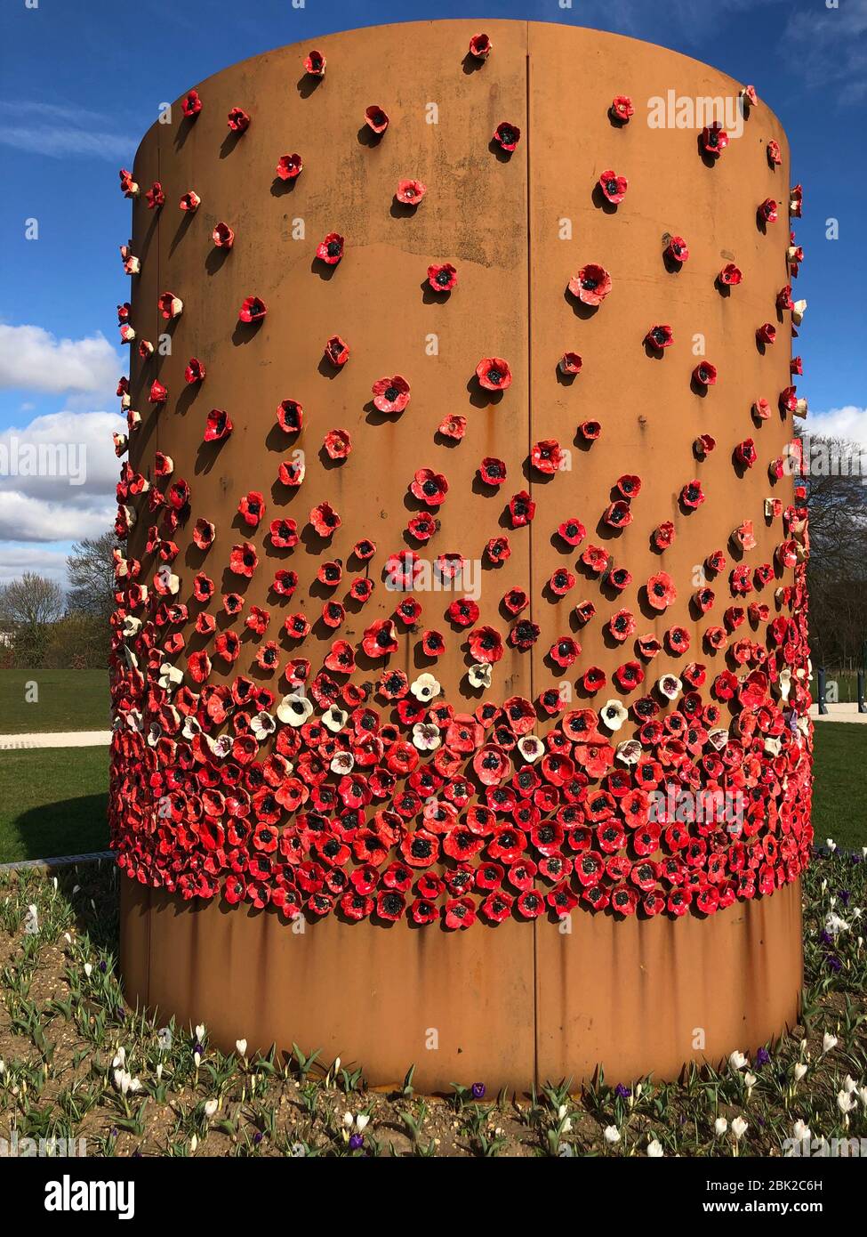 Memorial mit handgefertigten Keramik-Mohn auf dem International Bomber Command Stockfoto