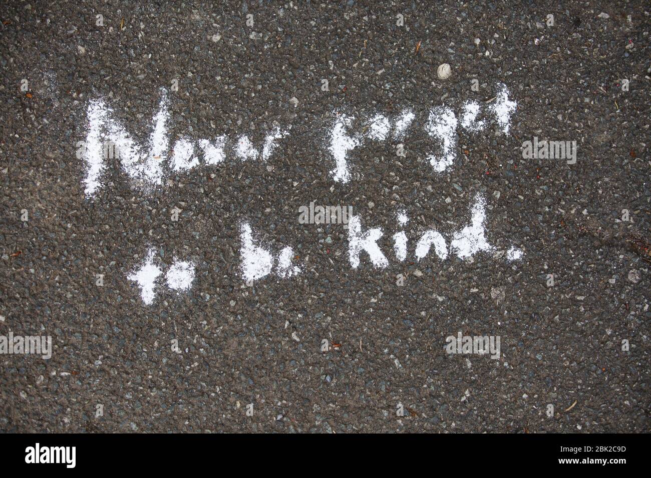 Carmarthen, Großbritannien. Mai 2020. Eine auf dem Bürgersteig kreiste Botschaft lautet: "Vergesst nie, freundlich zu sein." Kredit: Gruffydd L. Thomas/Alamy Live News Stockfoto