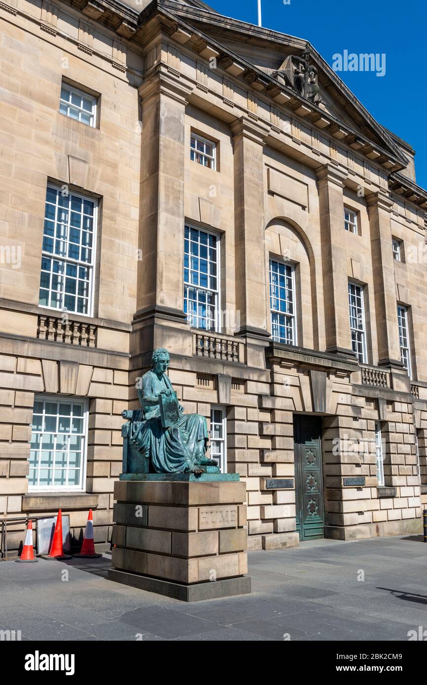 Statue von David Hume vor dem High Court of Justiciary auf dem Markt in der Altstadt von Edinburgh, Schottland, Großbritannien Stockfoto