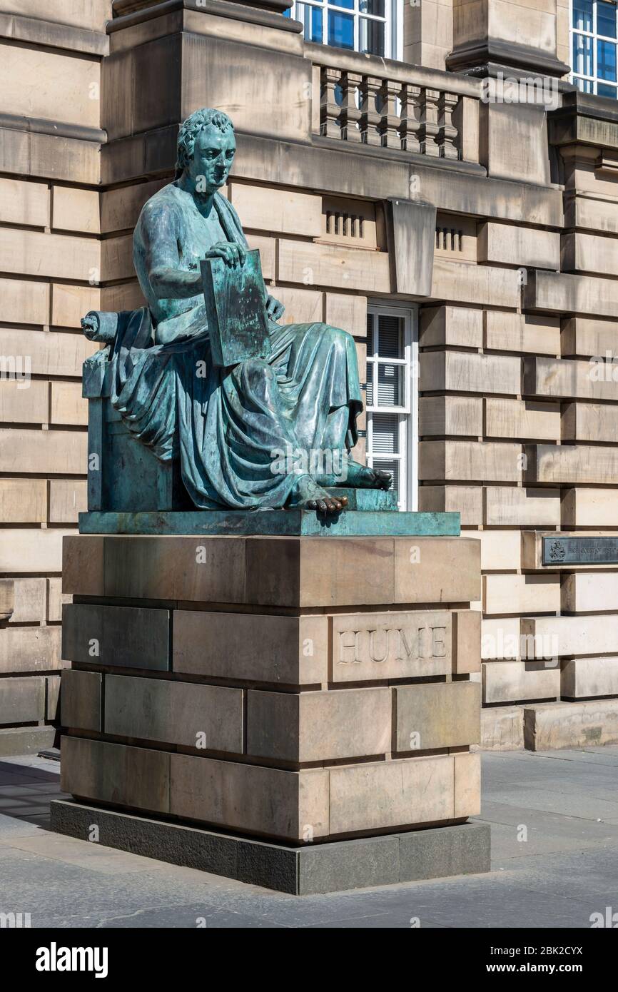 Statue von David Hume vor dem High Court of Justiciary auf dem Markt in der Altstadt von Edinburgh, Schottland, Großbritannien Stockfoto