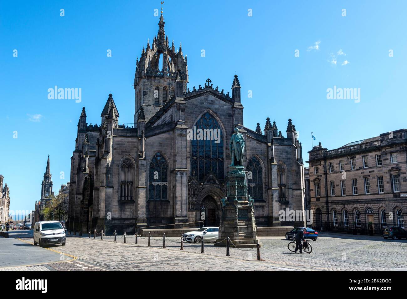 St Giles Kathedrale mit Statue von Walter Francis Montagu Douglas Scott im Vordergrund von der High Street in Edinburgh Altstadt, Schottland, Großbritannien Stockfoto