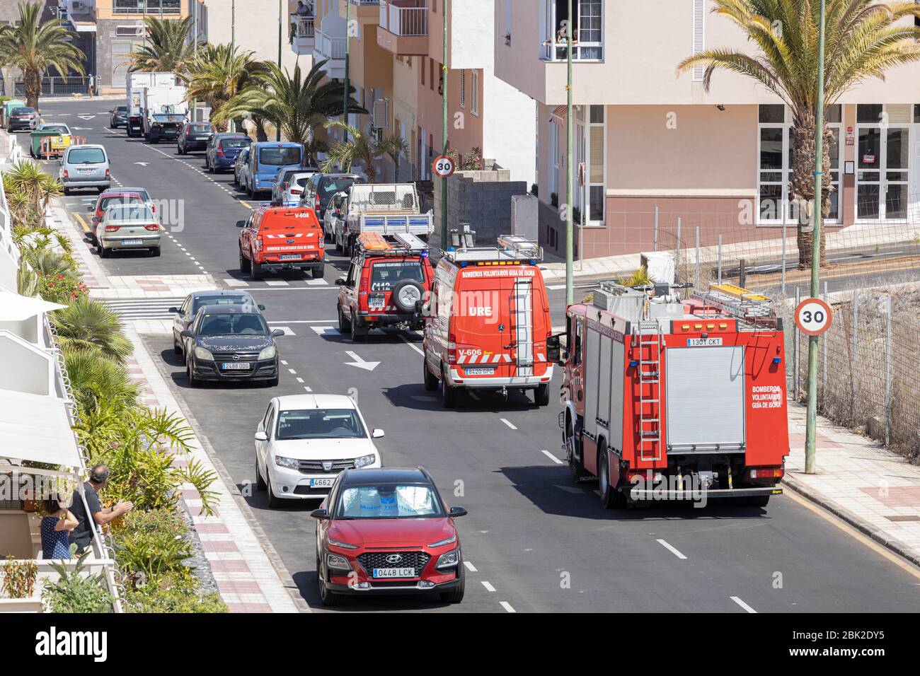 Freiwillige Feuerwehrleute fahren durch das Dorf mit Sirenen und Lichtern blinkend, covid 19 Notstand, Playa San Juan, Teneriffa, Kanarische Inseln, Stockfoto