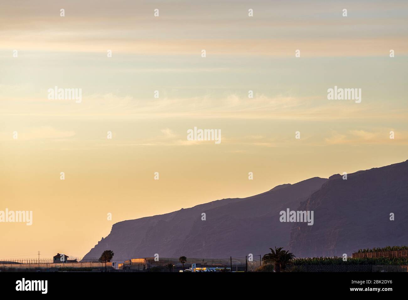 Sonnenuntergang weiches Licht auf den Klippen von Los Gigantes, Playa San Juan, Teneriffa, Kanarische Inseln, Spanien Stockfoto