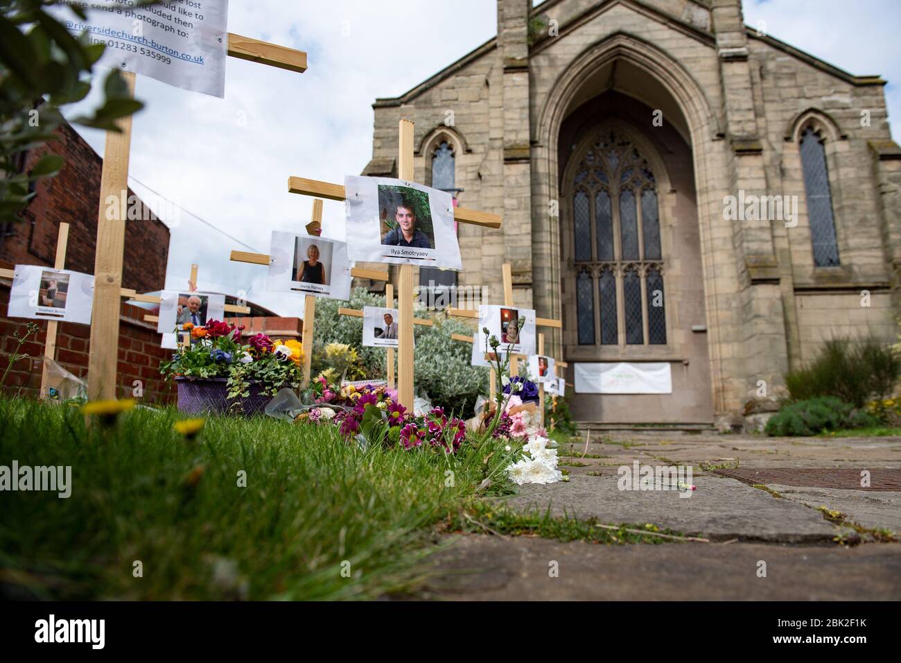 Temporäre Denkmäler, die außerhalb Riverside Church, Burton-on-Trent, Staffordshire errichtet wurden. Vor der Kirche gibt es derzeit 13 Kreuze für Menschen, die während der Sperrung gestorben sind, wobei die meisten an Coronavirus gestorben sind, darunter Keith und Jean MacVicar und ihre Tochter Jayne Harvey. Stockfoto