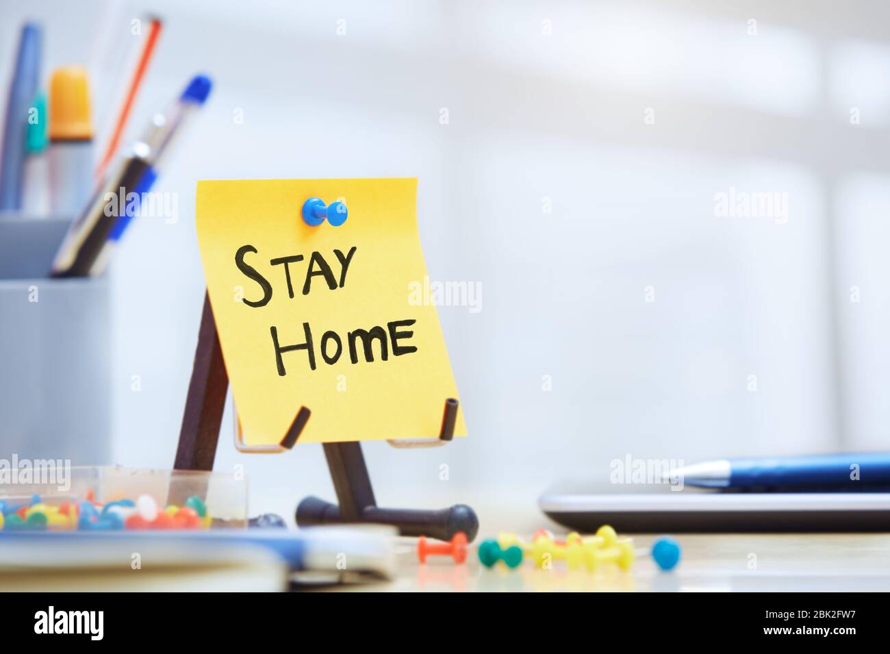 Stay Home Text auf Haftnotiz im Büro Stockfoto