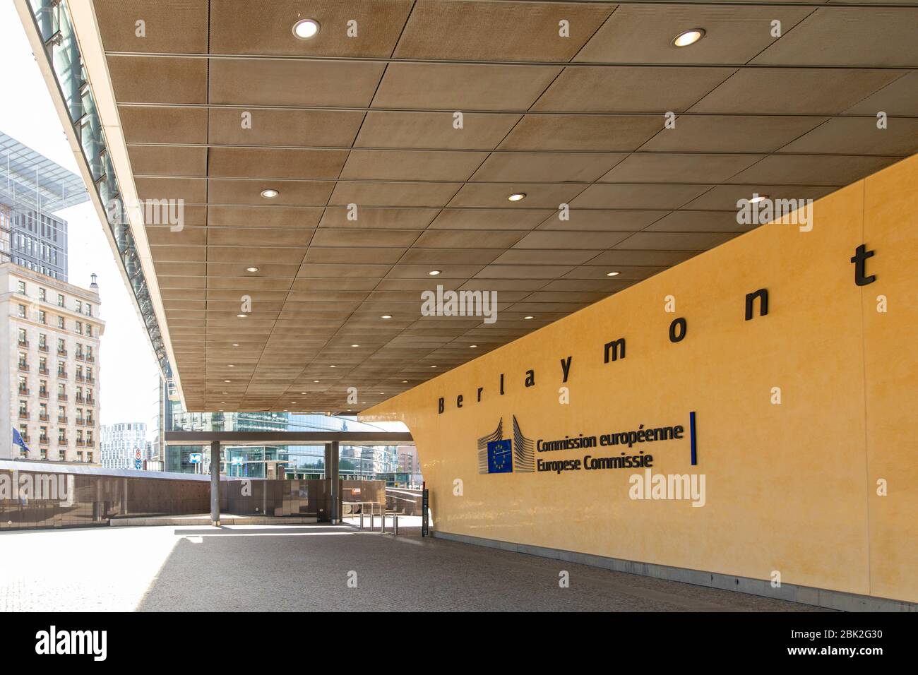 Text an einer Wand am Eingang des Berlaymont-Gebäudes, dem Sitz der Europäischen Kommission, am Schuman-Kreisverkehr in Brüssel. Stockfoto
