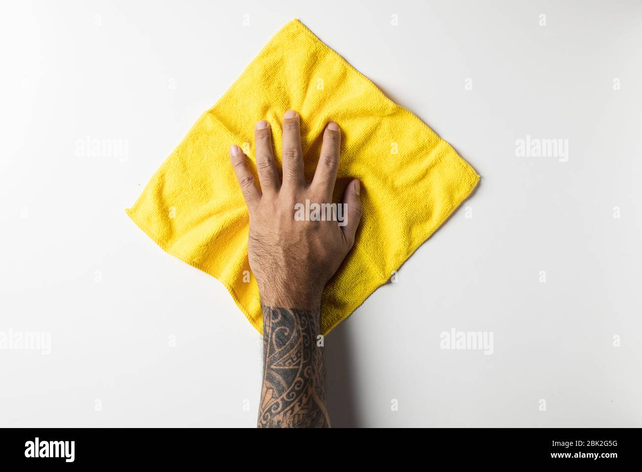 Draufsicht der Hand mit gelben Reinigung Lappen isoliert auf weißem Hintergrund Stockfoto