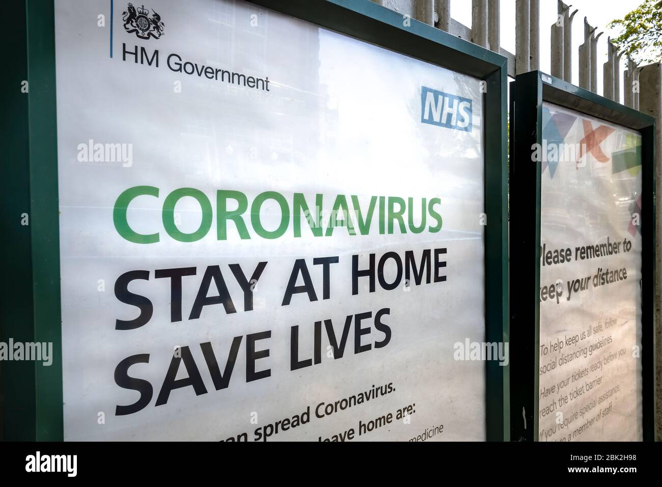 Coronavirus zu Hause bleiben Leben retten Poster Stockfoto