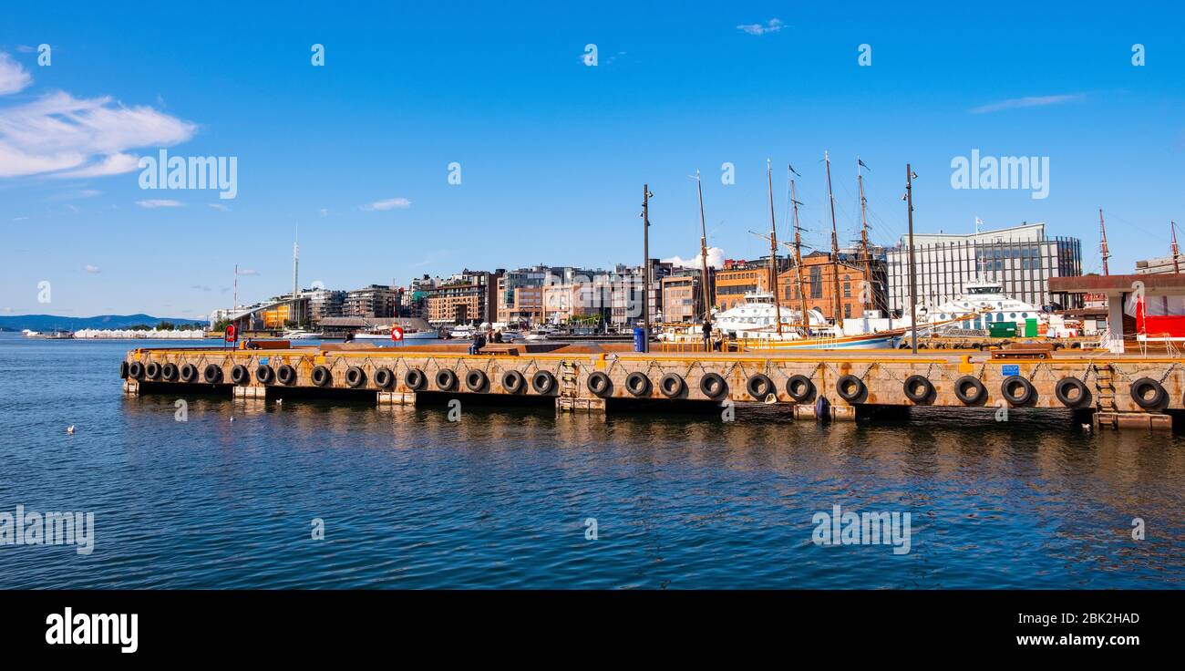Oslo, Ostlandet / Norwegen - 2019/09/02: Aker Brygge Bezirk von Oslo mit Yachten und Piers an Pipervika Oslofjord Meer Waterfront Stockfoto