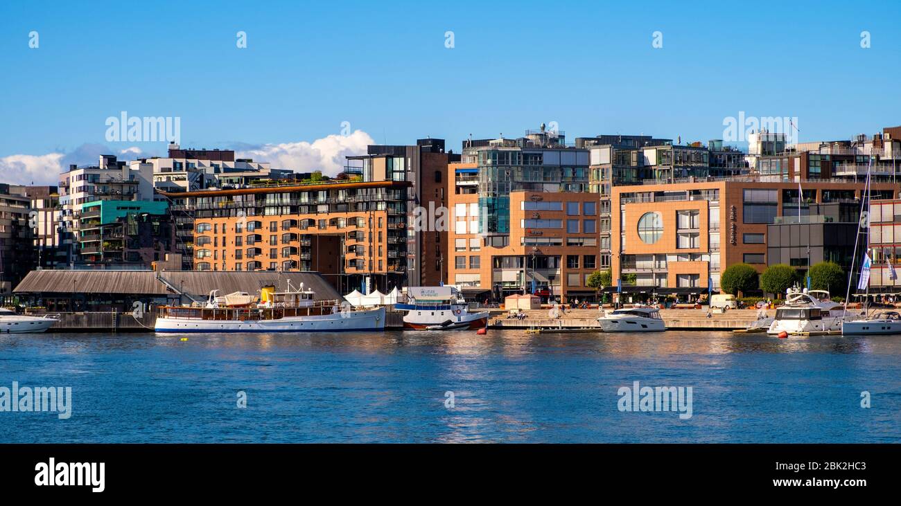 Oslo, Ostlandet / Norwegen - 2019/09/02: Moderner Stadtteil Aker Brygge von Oslo mit Yachten und Piers am Oslofjord-Meer Stockfoto