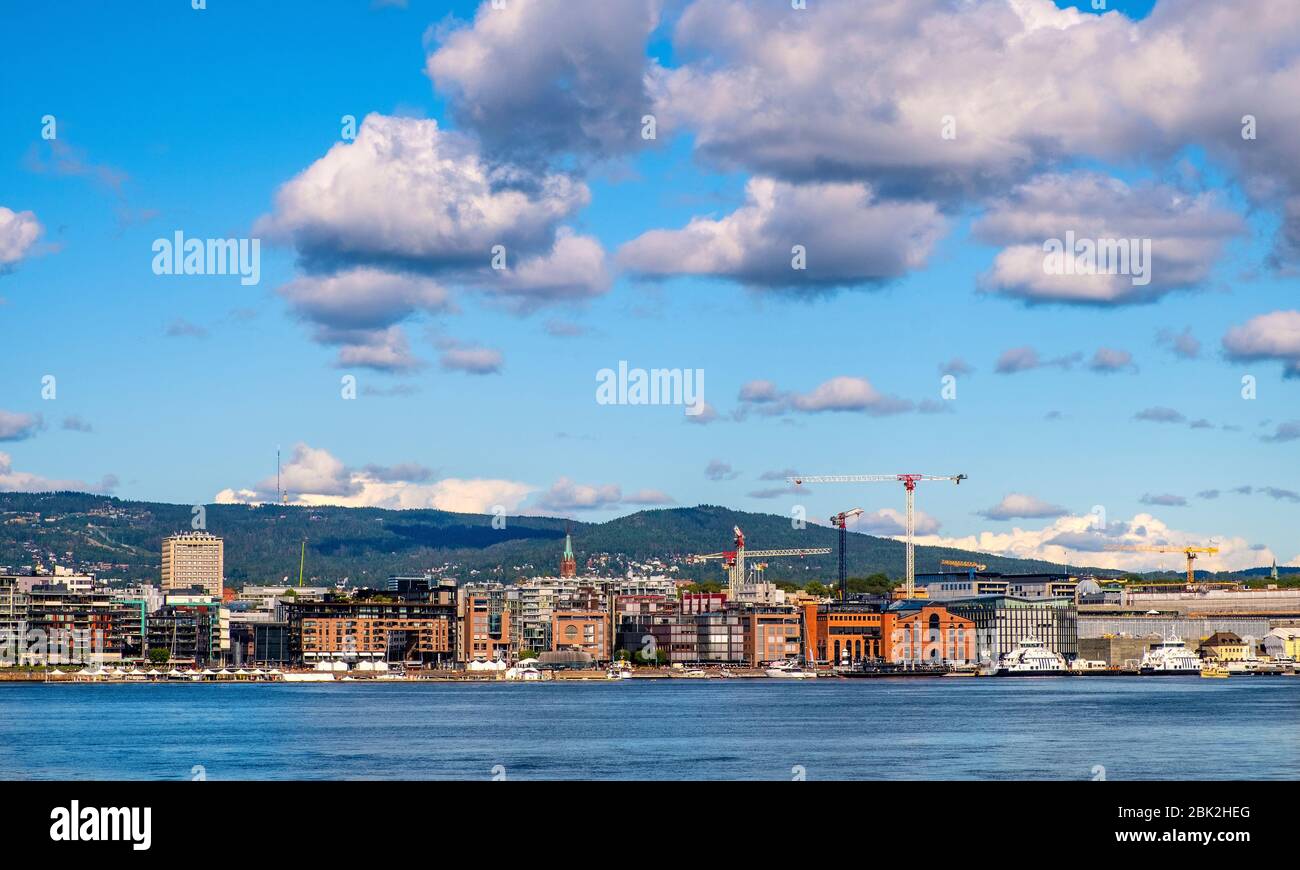 Oslo, Ostlandet / Norwegen - 2019/09/02: Moderner Stadtteil Aker Brygge von Oslo mit Yachten und Piers am Oslofjord-Meer Stockfoto