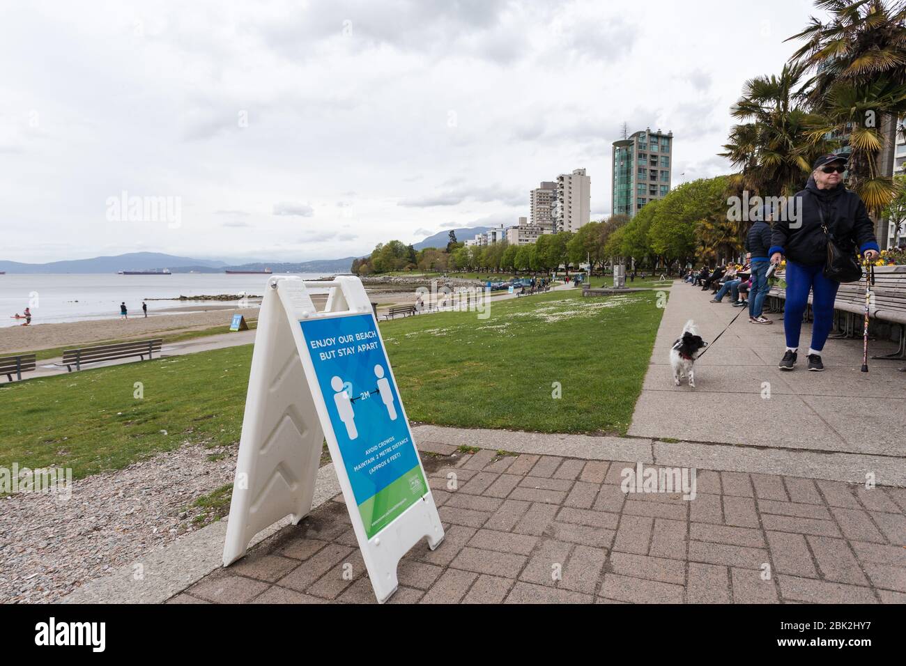 DOWNTOWN VANCOUVER, BC, CANADA - APR 26, 2020: Soziale Distanzierung Advisory Signs Setup in English Bay. Stockfoto