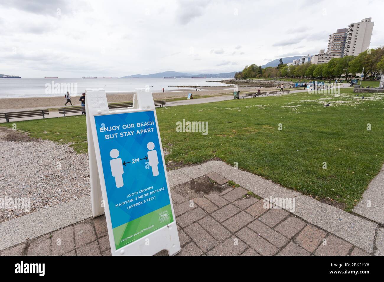 DOWNTOWN VANCOUVER, BC, CANADA - APR 26, 2020: Soziale Distanzierung Advisory Signs Setup in English Bay. Stockfoto