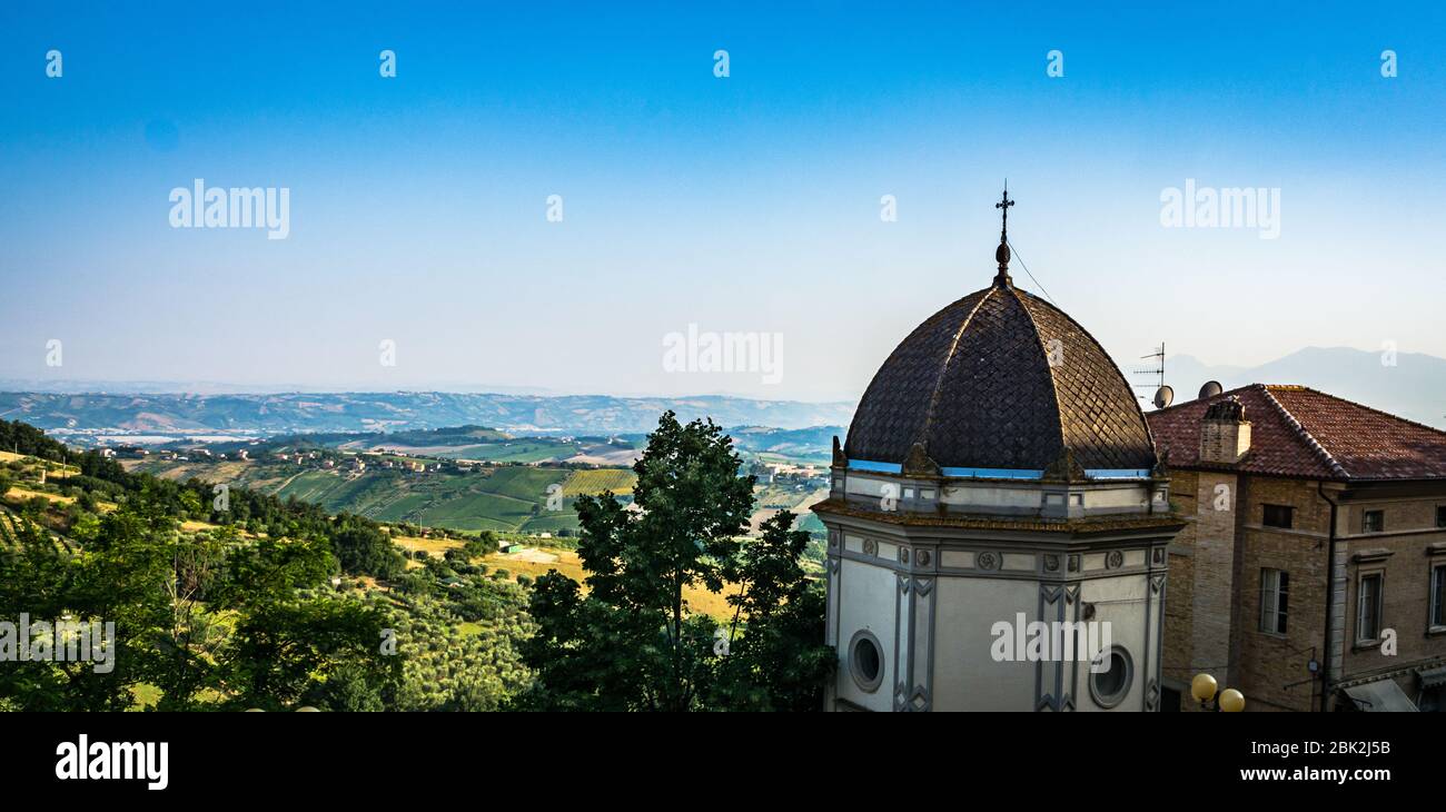Ländliche Sommerlandschaft mit historischem Palast - Acquaviva Picena - Ascoli Piceno in den Marken, Italien - Westeuropa Stockfoto
