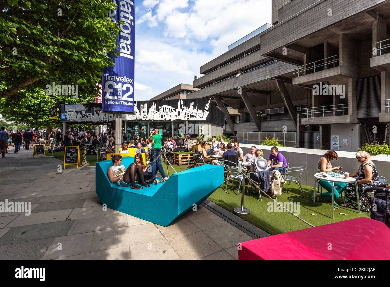 Sitzbereich im Freien vor dem National Theatre, London, England, Großbritannien. Stockfoto