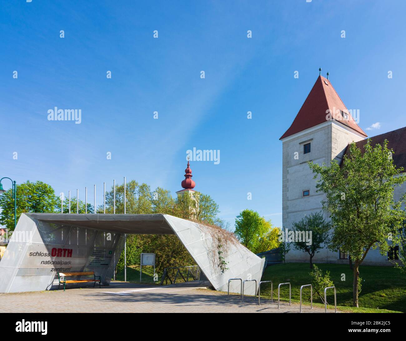 Orth an der Donau: Schloss Orth Schloss, Kirche Orth, in Donau, Niederösterreich, Niederösterreich, Österreich Stockfoto