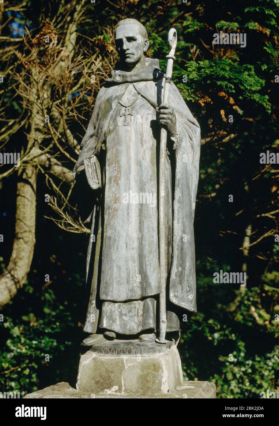 Eine 20. Statue von St. Samson, zweiter Abt des C6. Keltischen Klosters auf Caldey Island, Pembrokeshire, Wales, Großbritannien; Schirmherr der ganzen Insel. Stockfoto