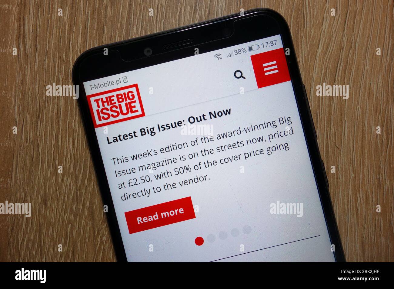 Die Big Issue Website (www.bigissue.com) auf dem Smartphone angezeigt Stockfoto