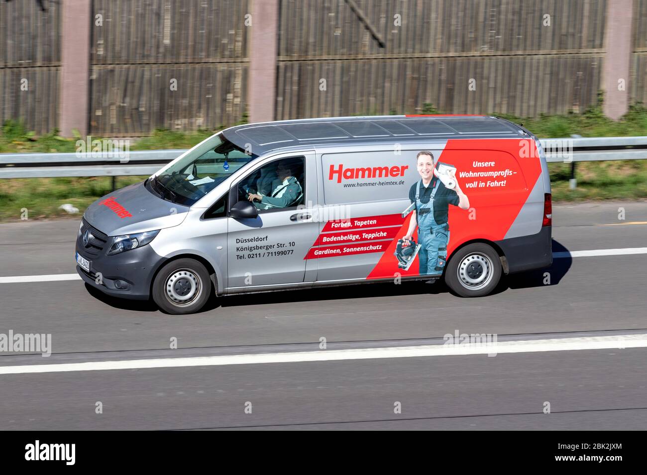 Hammer Mercedes-Benz Vito auf Autobahn. Hammer ist eine deutsche Einzelhandelskette, die Produkte und Dienstleistungen rund um das Thema Interior Design anbietet. Stockfoto
