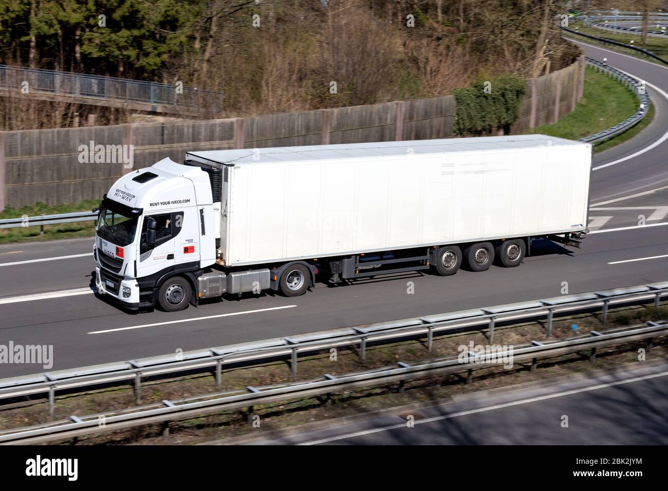 Iveco Rent LKW mit Temperaturregelung Anhänger auf der Autobahn. Stockfoto