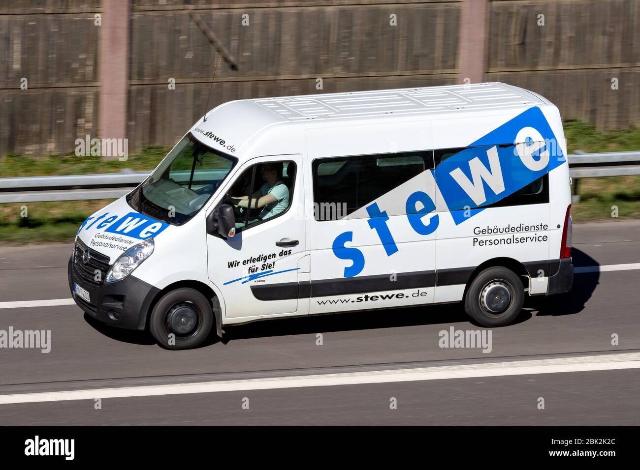 stewe Opel Movano Minibus auf der Autobahn. Stockfoto