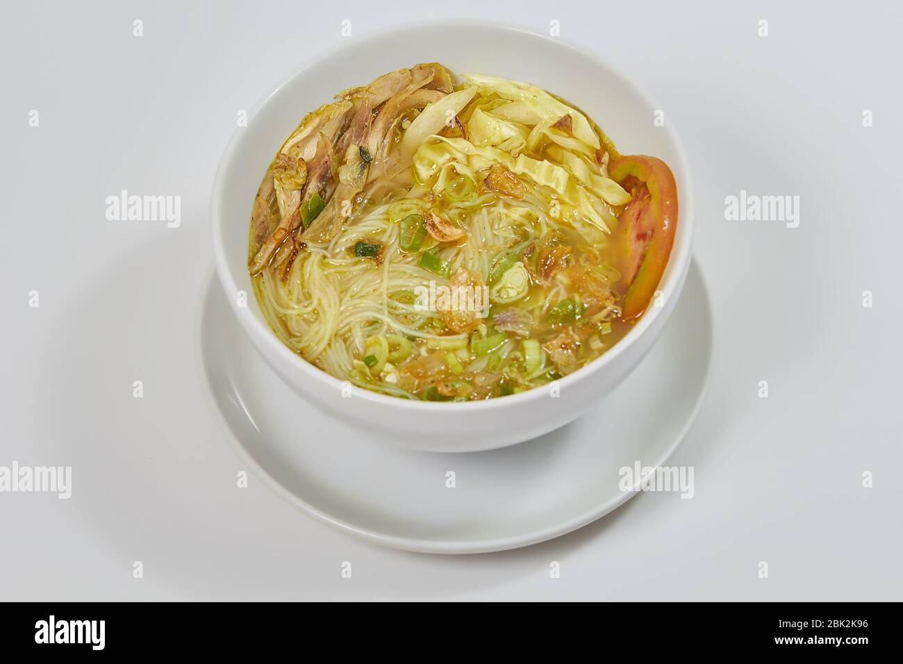 Eine Schüssel soto ayam, ein traditionelles Suppengericht, das häufig in Indonesien, Malaysia und Singapur zu finden ist Stockfoto