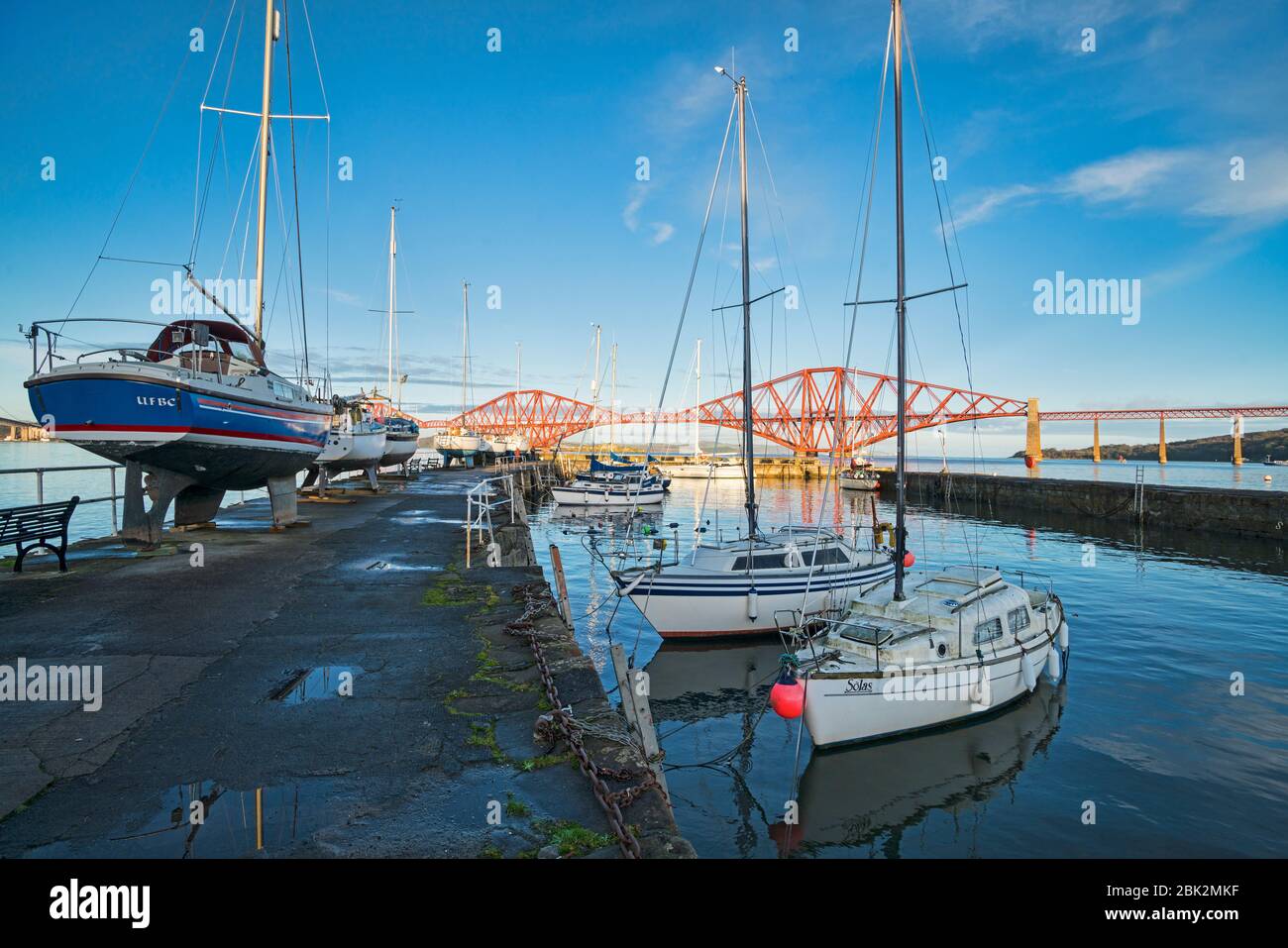 Blick vom Old Harbour, South Queensferry, zur berühmten Forth Rail Bridge, West Lothian, Schottland, Großbritannien Stockfoto