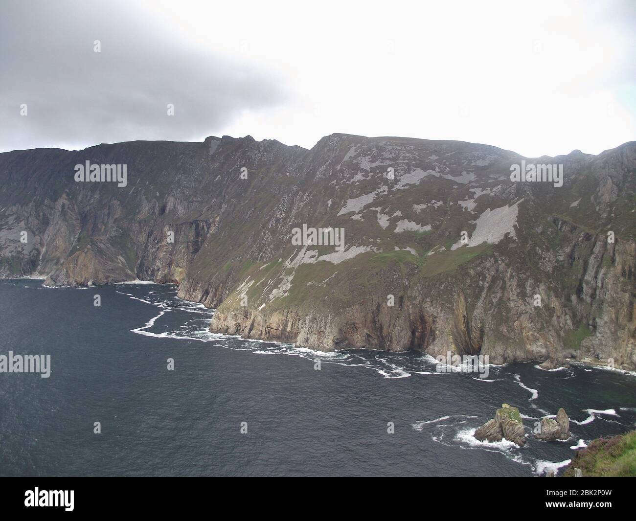 Steile Klippen und Atlantischer Ozean bei regnerischem Wetter. County Donegal, Westküste, im Norden oder der Fhte Republik Irland. Stockfoto